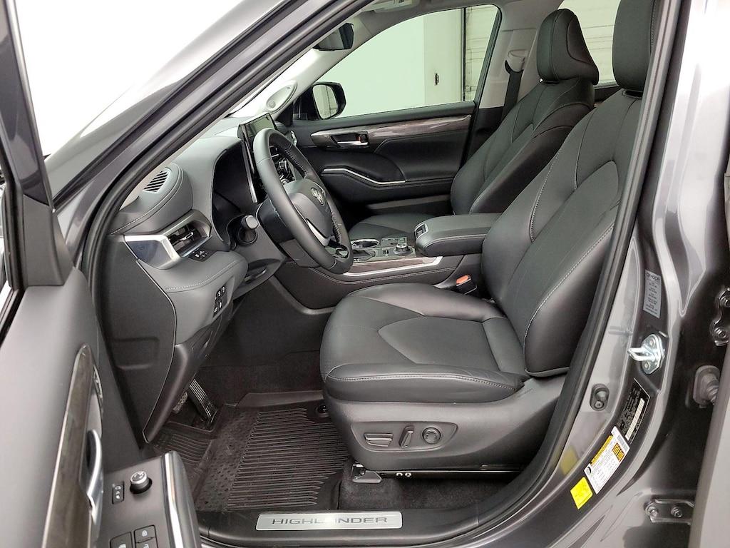 used 2024 Toyota Highlander car, priced at $47,998