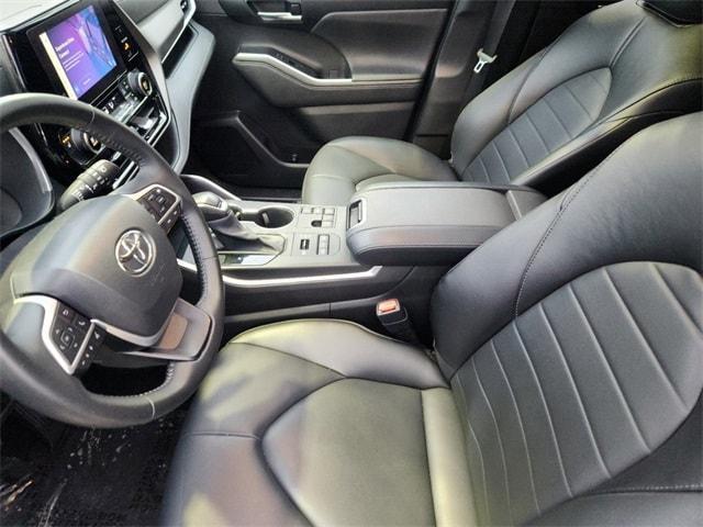 used 2023 Toyota Highlander car, priced at $36,291