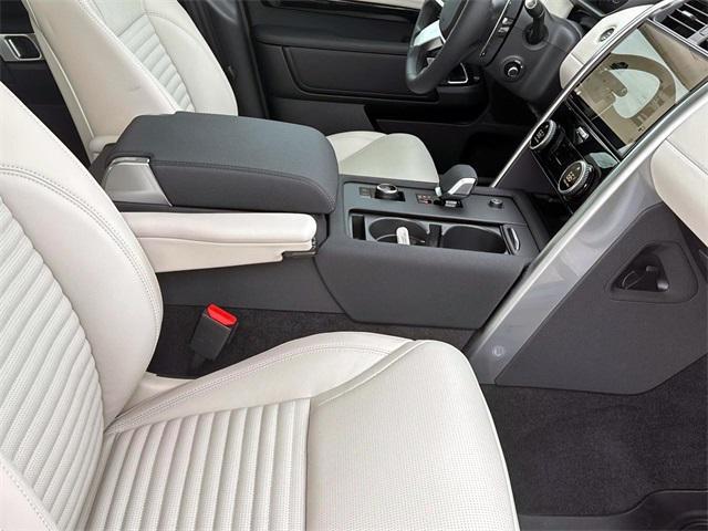 new 2024 Land Rover Discovery car, priced at $54,581