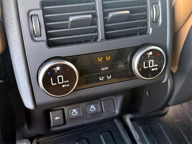 new 2025 Land Rover Discovery car, priced at $69,575