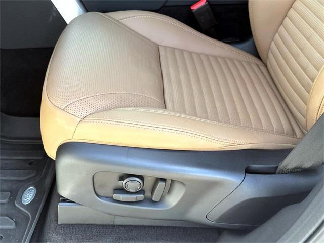 new 2024 Land Rover Discovery car, priced at $66,103
