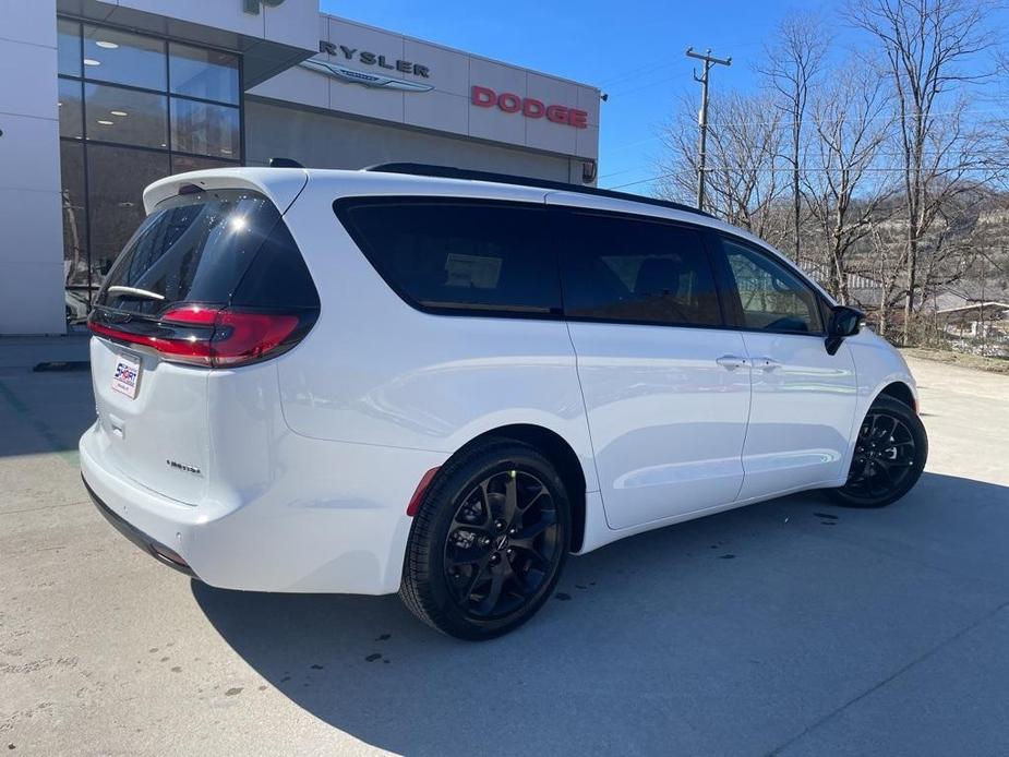 new 2024 Chrysler Pacifica car, priced at $46,204