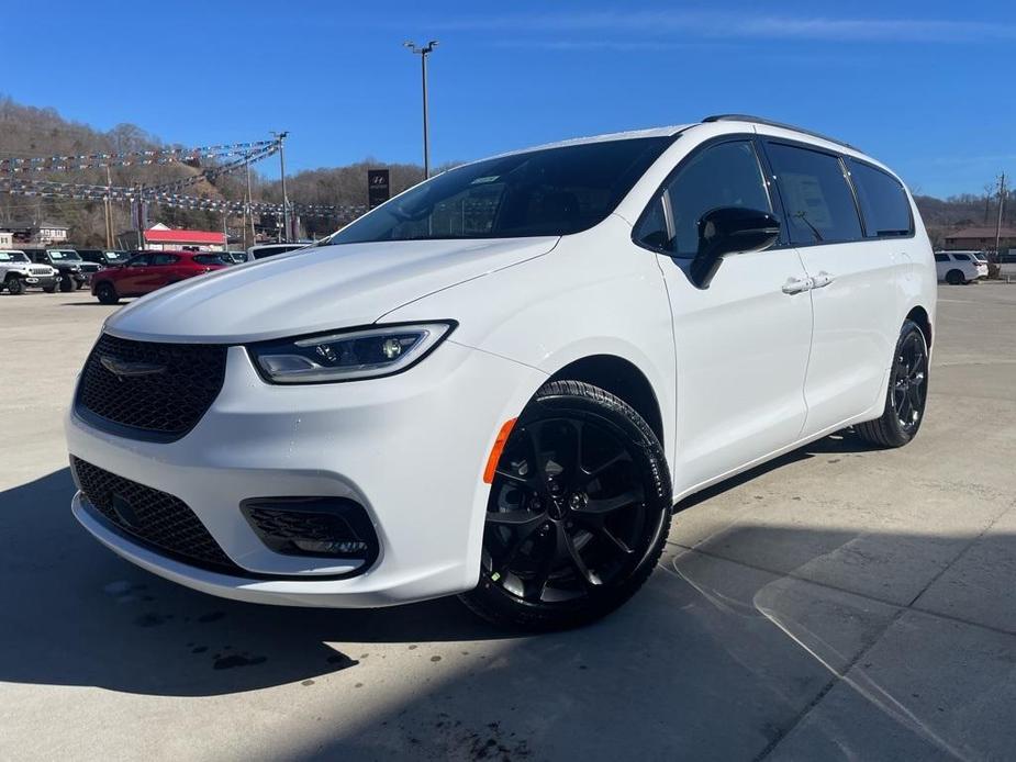 new 2024 Chrysler Pacifica car, priced at $46,204