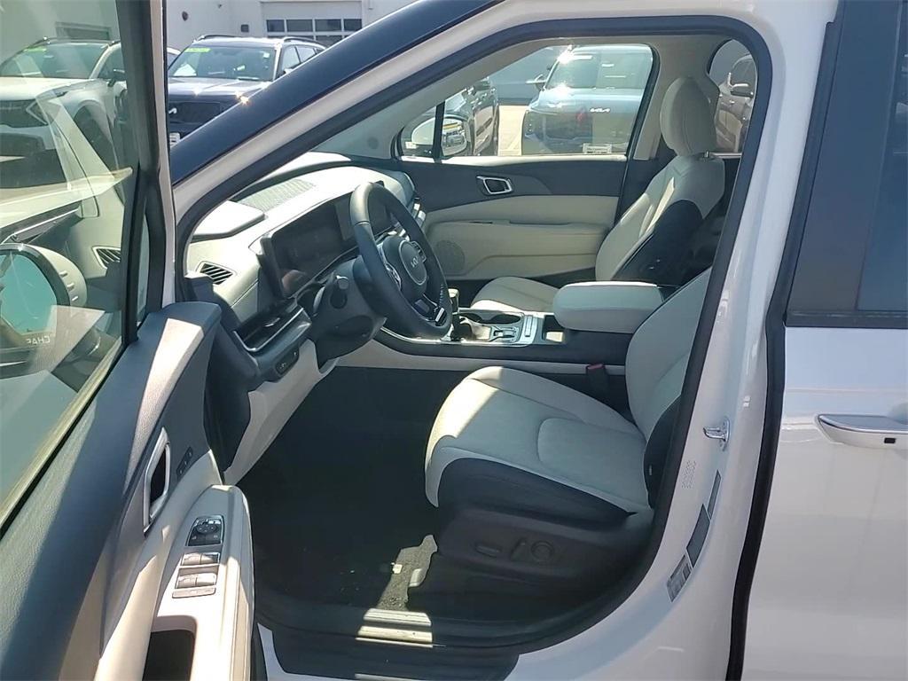 new 2025 Kia Carnival car, priced at $41,325