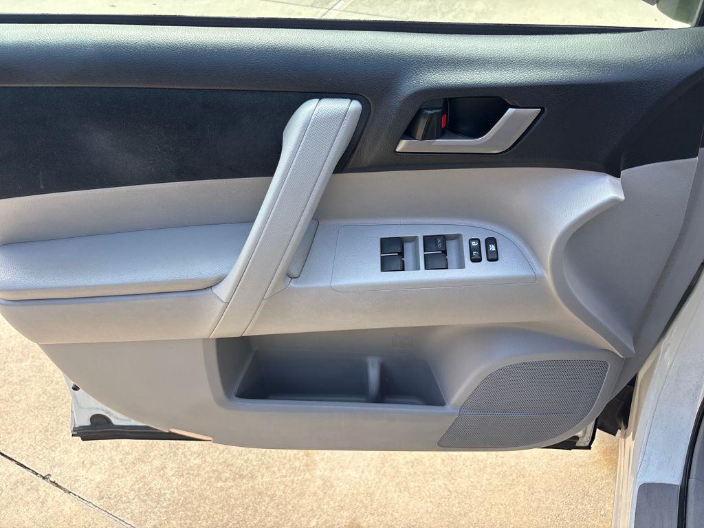 used 2013 Toyota Highlander car, priced at $9,991