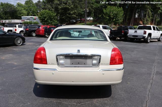 used 2004 Lincoln Town Car car, priced at $9,998