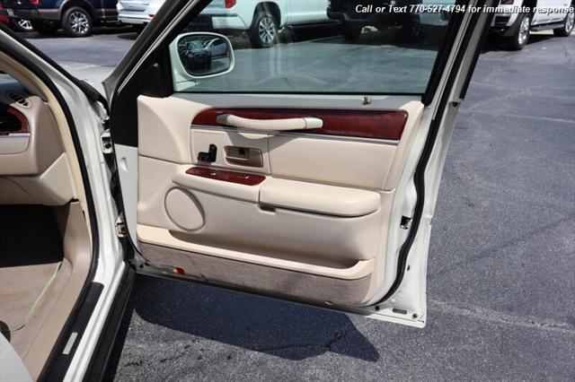 used 2004 Lincoln Town Car car, priced at $9,998