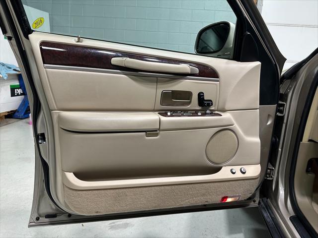 used 2006 Lincoln Town Car car, priced at $12,995