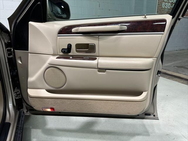 used 2006 Lincoln Town Car car, priced at $12,995