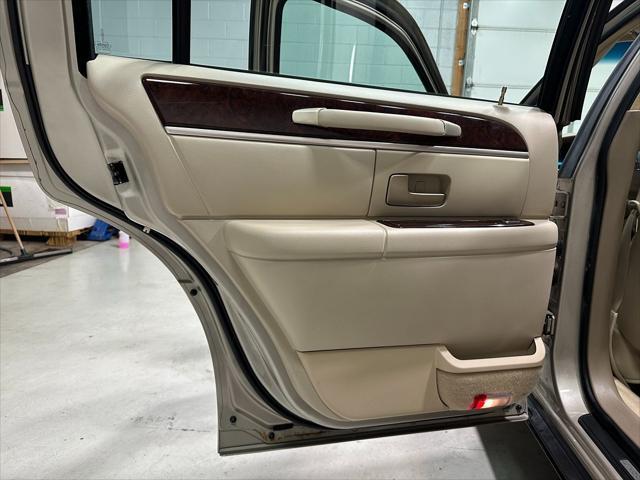 used 2006 Lincoln Town Car car, priced at $12,995