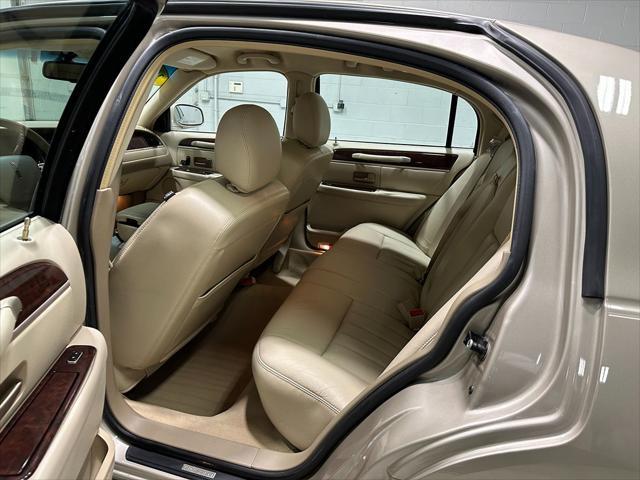 used 2006 Lincoln Town Car car, priced at $12,995