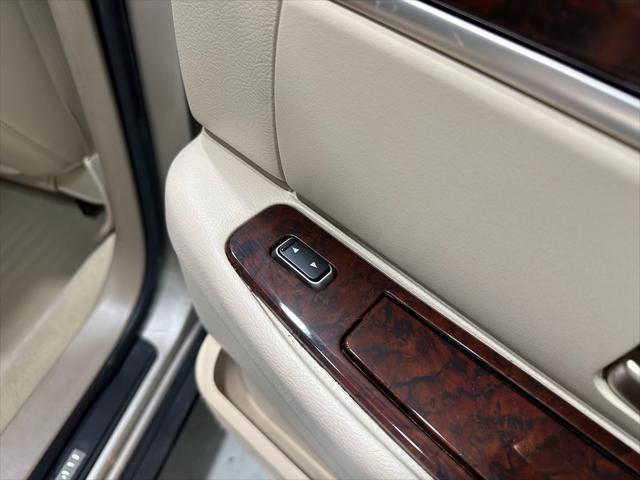 used 2006 Lincoln Town Car car, priced at $12,995