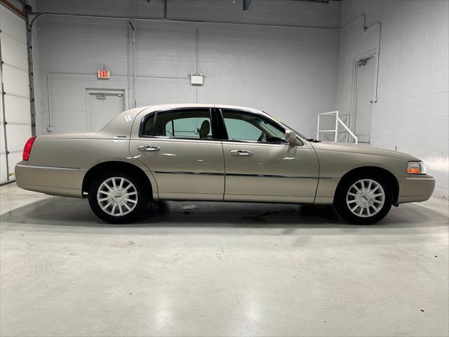 used 2006 Lincoln Town Car car, priced at $12,995