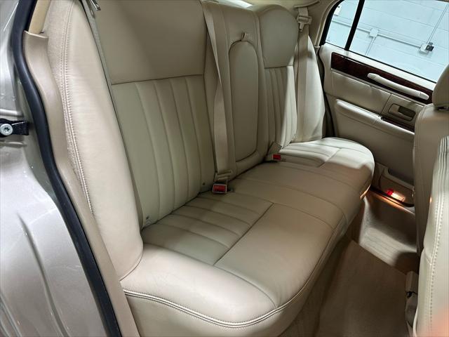 used 2006 Lincoln Town Car car, priced at $12,995
