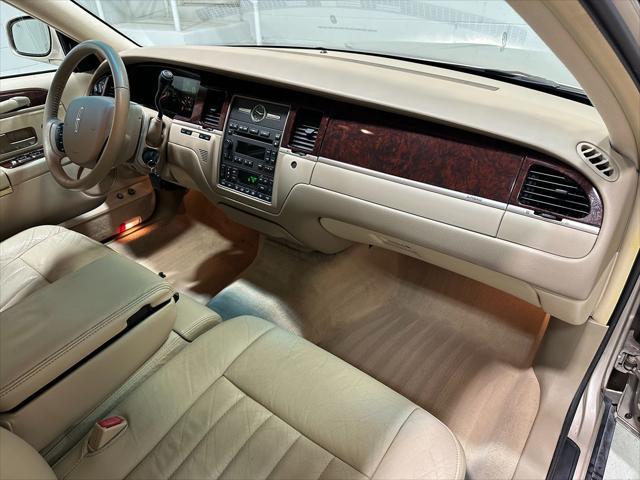 used 2006 Lincoln Town Car car, priced at $12,995
