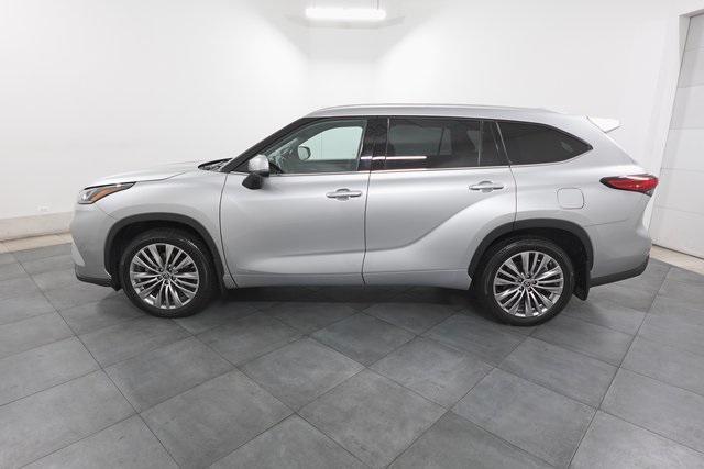 used 2022 Toyota Highlander Hybrid car, priced at $42,500