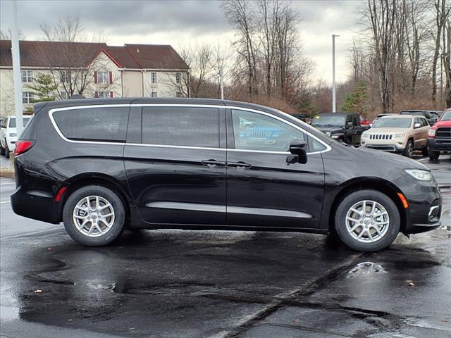 new 2025 Chrysler Pacifica car, priced at $45,425