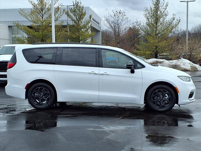 new 2025 Chrysler Pacifica Hybrid car, priced at $49,332