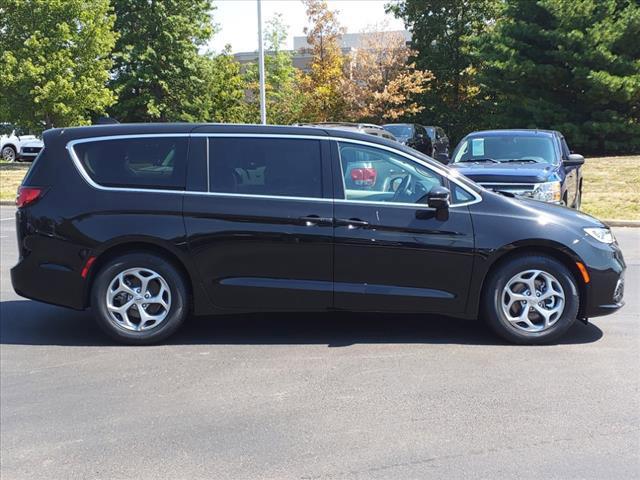 new 2024 Chrysler Pacifica car, priced at $42,251