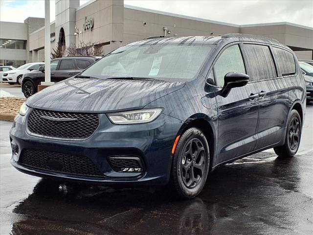 new 2025 Chrysler Pacifica Hybrid car, priced at $49,762