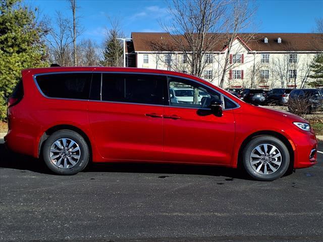 new 2025 Chrysler Pacifica Hybrid car, priced at $54,525