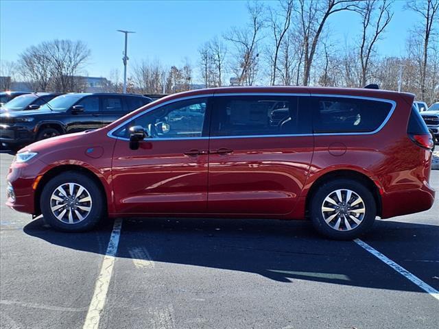 new 2025 Chrysler Pacifica Hybrid car, priced at $54,525