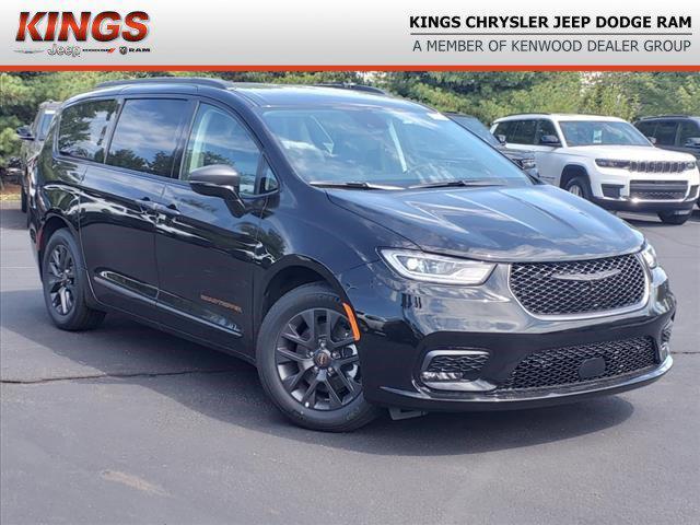 new 2024 Chrysler Pacifica Hybrid car, priced at $46,833