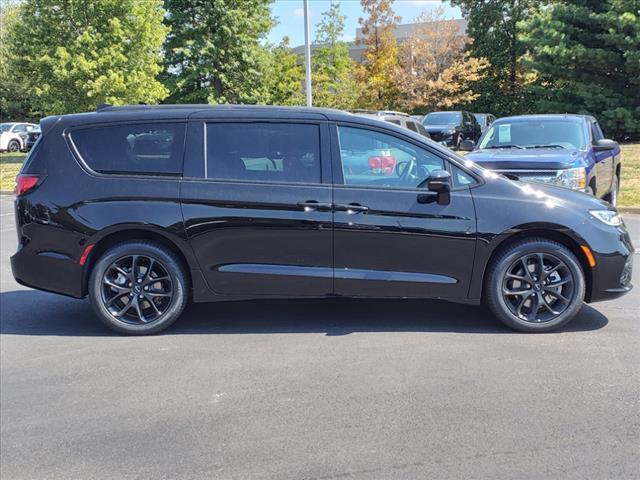 new 2024 Chrysler Pacifica car, priced at $47,619