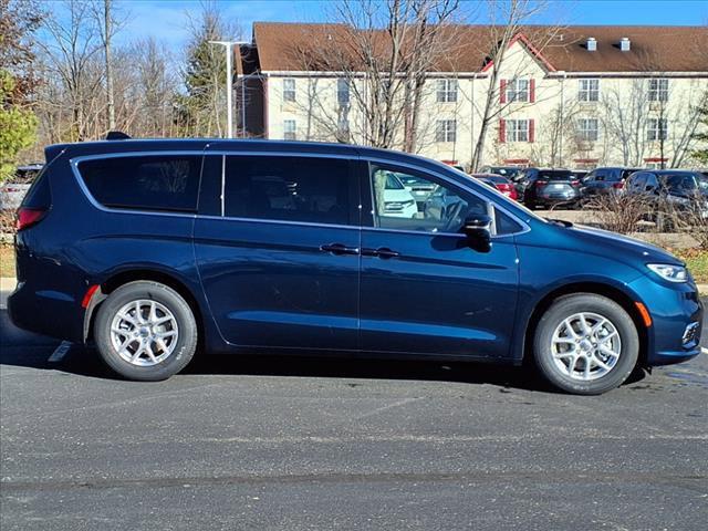 new 2025 Chrysler Pacifica car, priced at $44,640