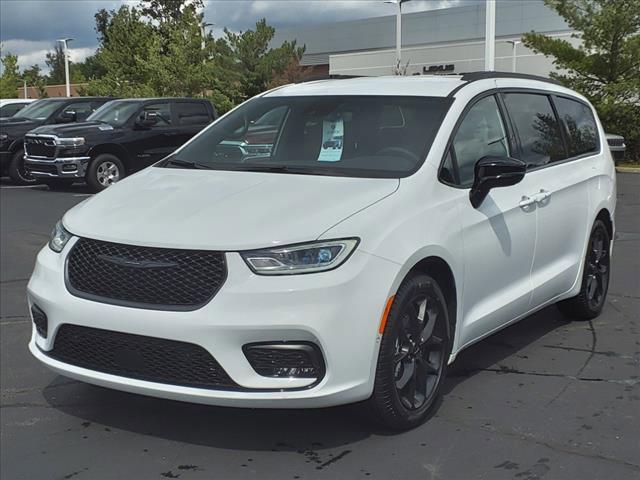 new 2024 Chrysler Pacifica car, priced at $41,384