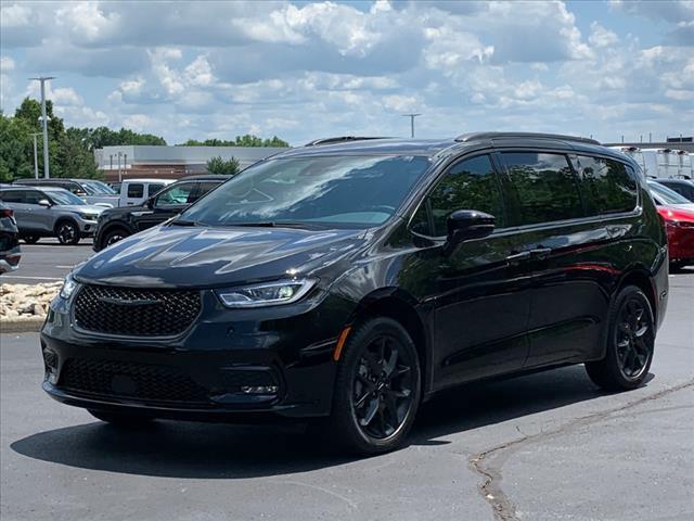 new 2024 Chrysler Pacifica car, priced at $46,617