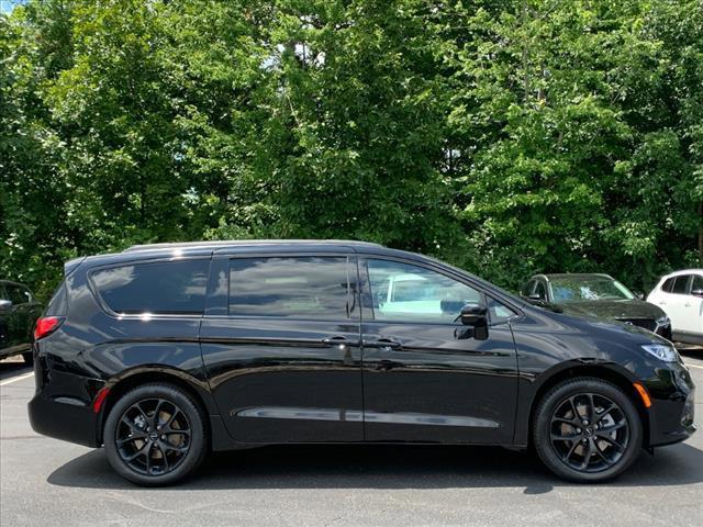 new 2024 Chrysler Pacifica car, priced at $46,617