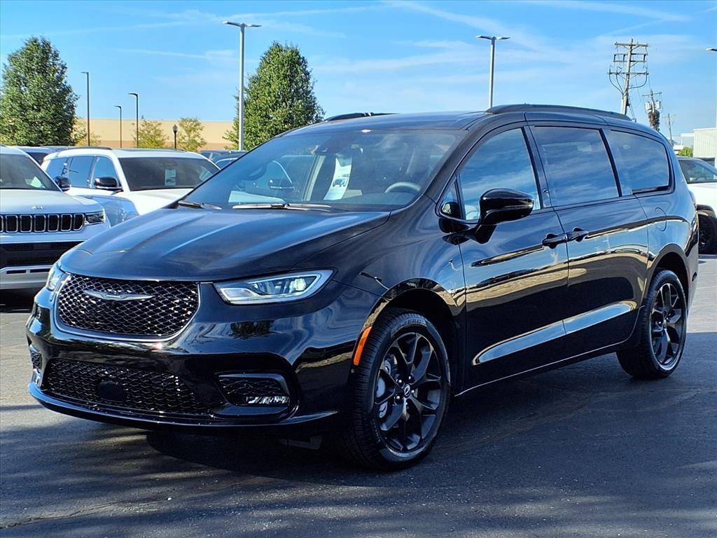 new 2026 Chrysler Pacifica car, priced at $46,949