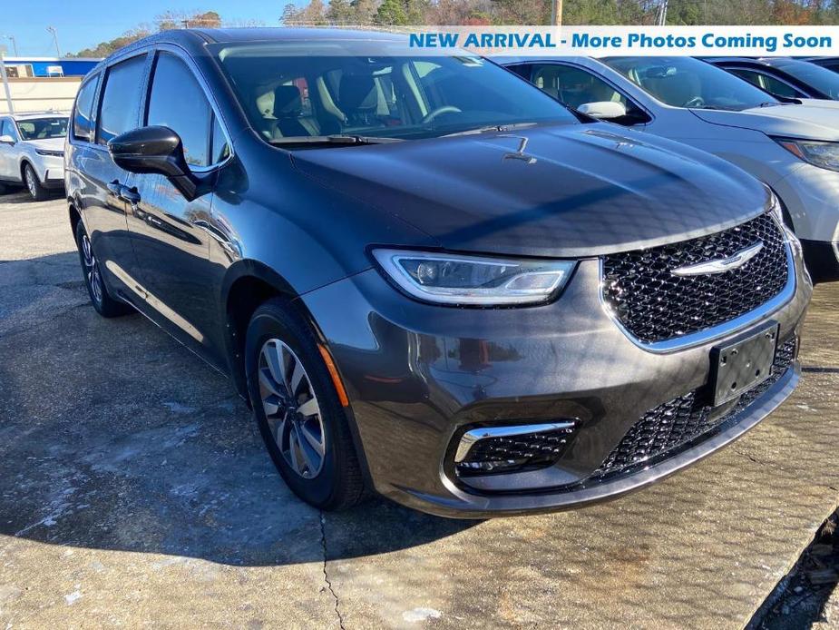 used 2022 Chrysler Pacifica Hybrid car, priced at $30,555