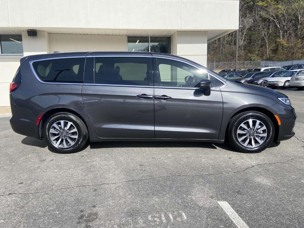 used 2022 Chrysler Pacifica Hybrid car, priced at $29,555