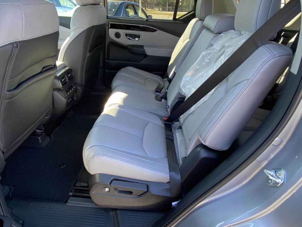 new 2025 Honda Pilot car, priced at $43,298