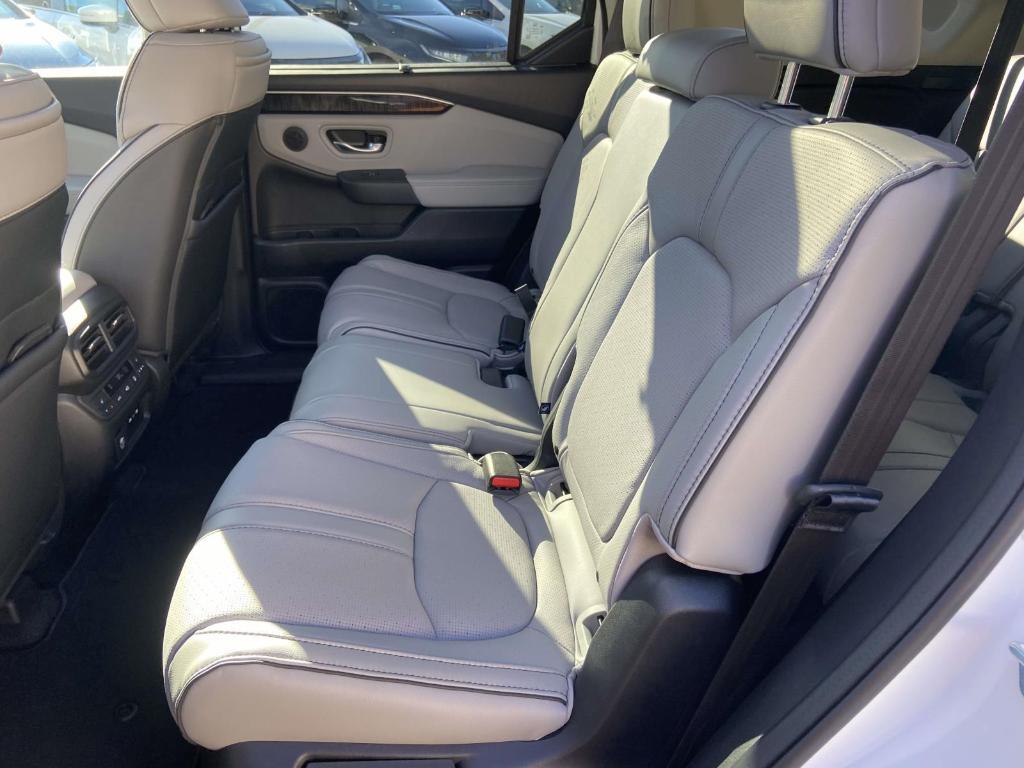 new 2025 Honda Pilot car, priced at $53,649