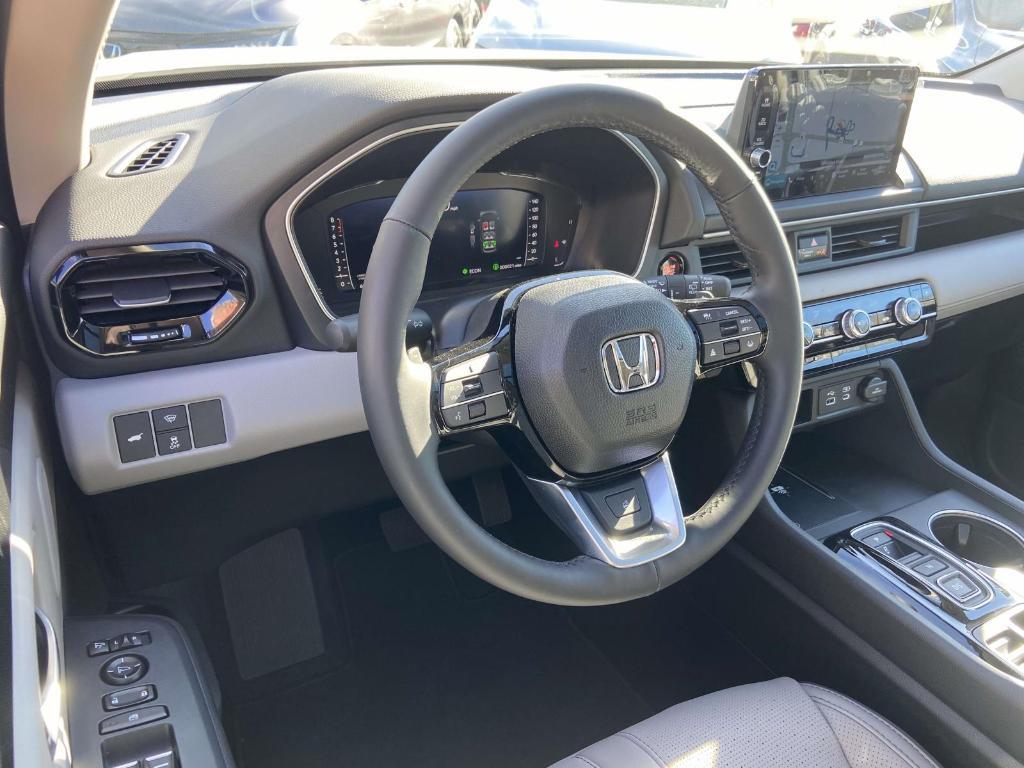 new 2025 Honda Pilot car, priced at $53,649