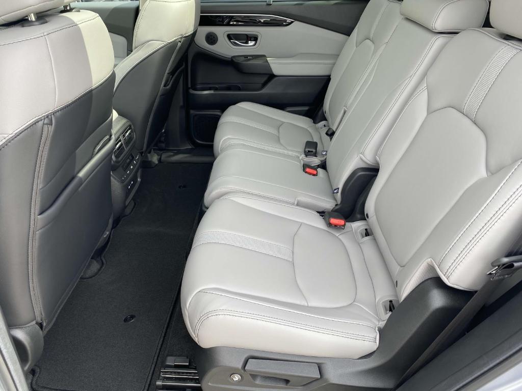 new 2025 Honda Pilot car, priced at $47,801