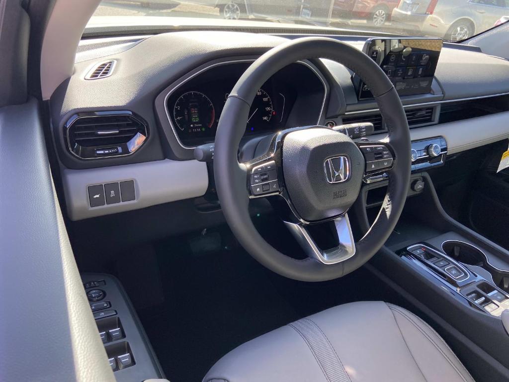 new 2025 Honda Pilot car, priced at $43,275
