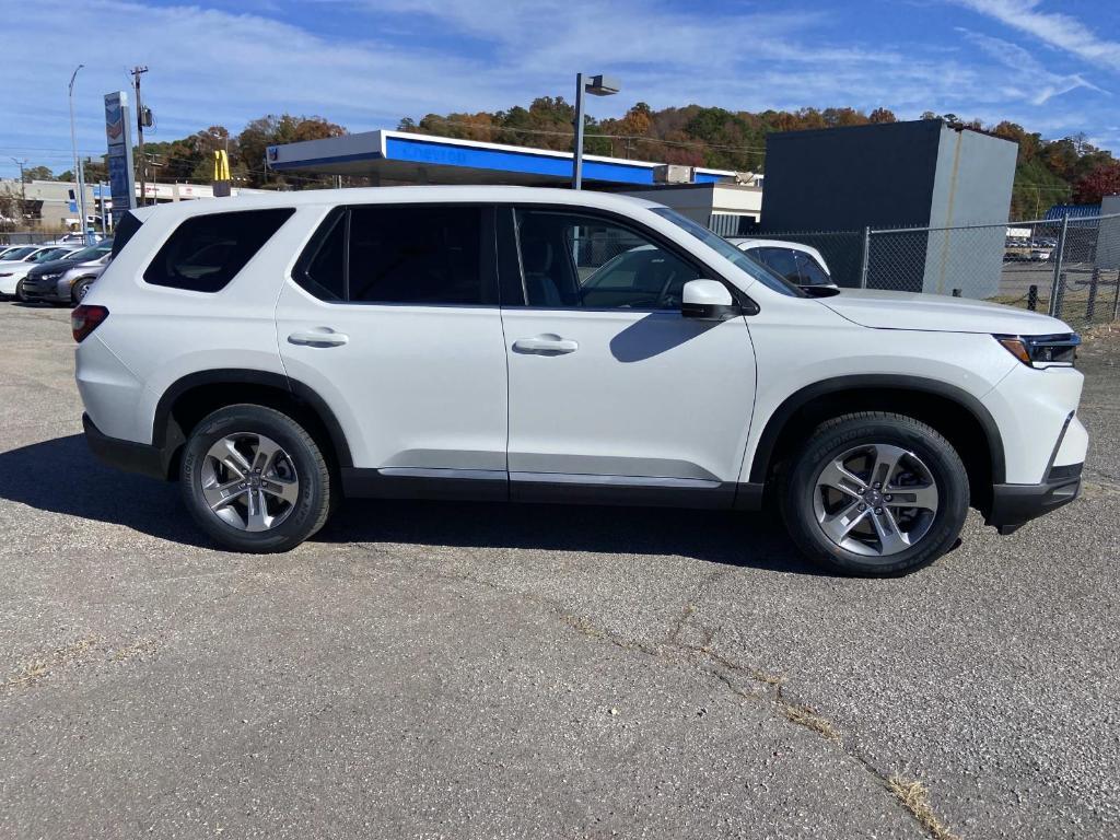 new 2025 Honda Pilot car, priced at $43,275