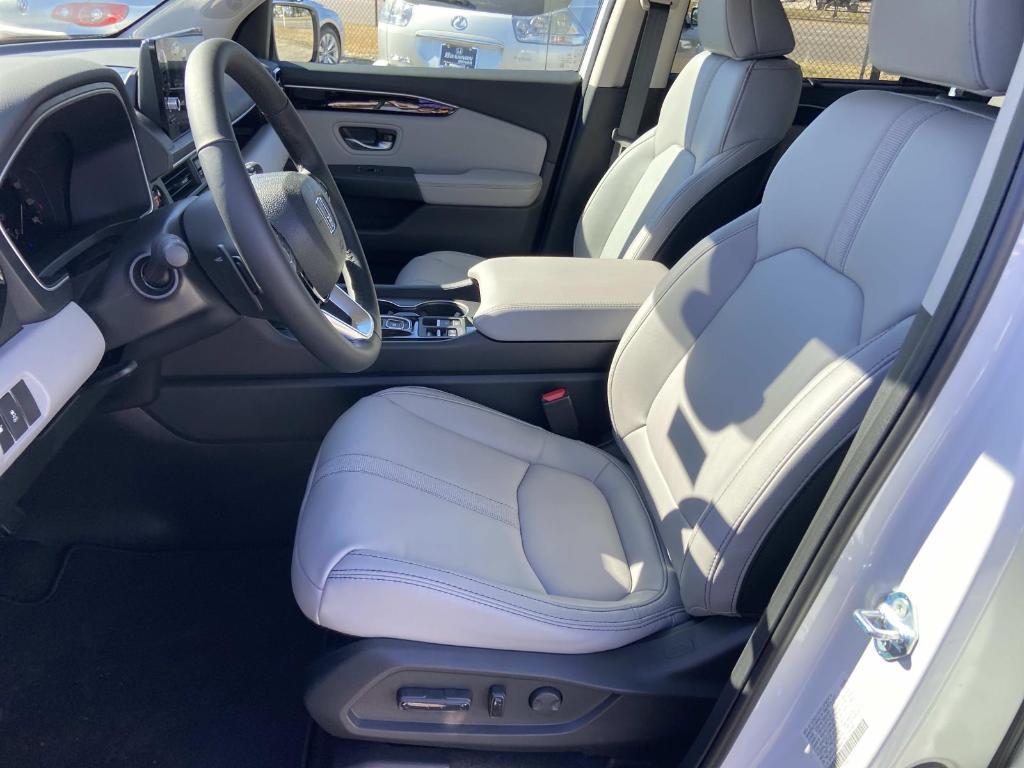 new 2025 Honda Pilot car, priced at $43,275