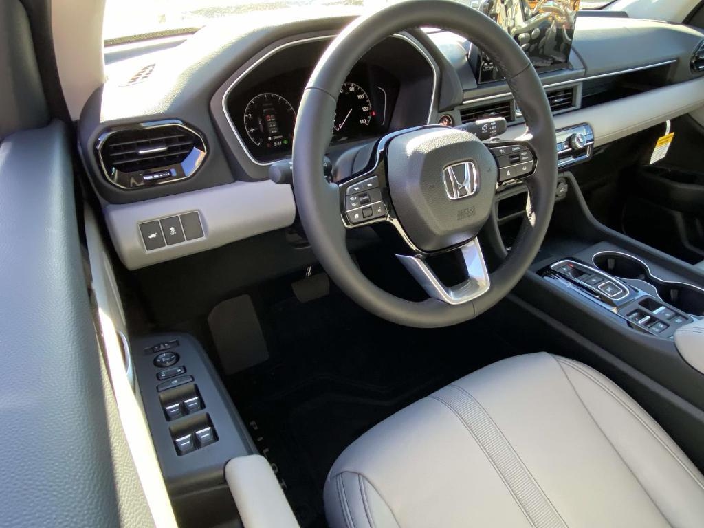 new 2025 Honda Pilot car, priced at $45,242