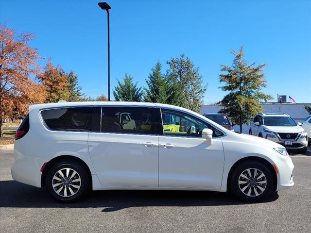 used 2022 Chrysler Pacifica Hybrid car, priced at $25,389