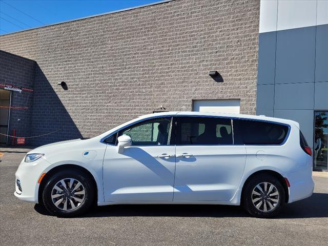 used 2022 Chrysler Pacifica Hybrid car, priced at $25,389