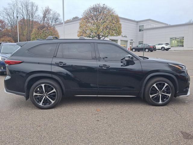 used 2022 Toyota Highlander car, priced at $39,389