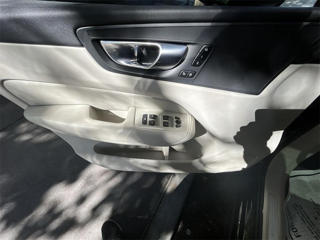 used 2023 Volvo XC60 car, priced at $35,585