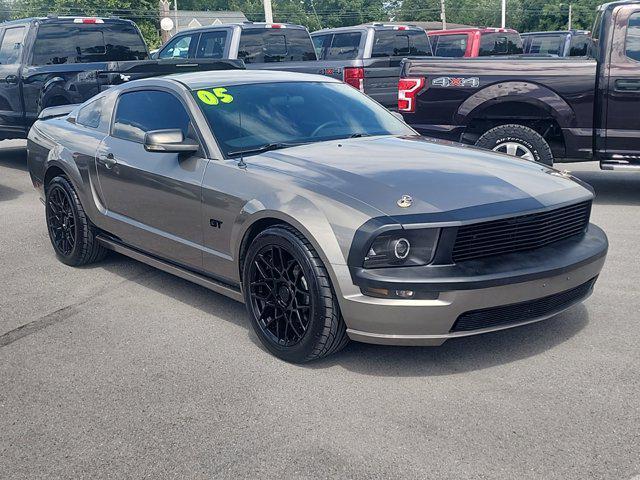 used 2005 Ford Mustang car