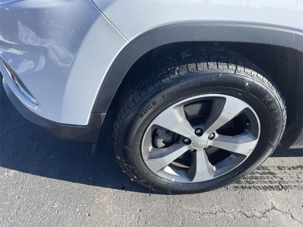 used 2020 Jeep Cherokee car, priced at $19,990