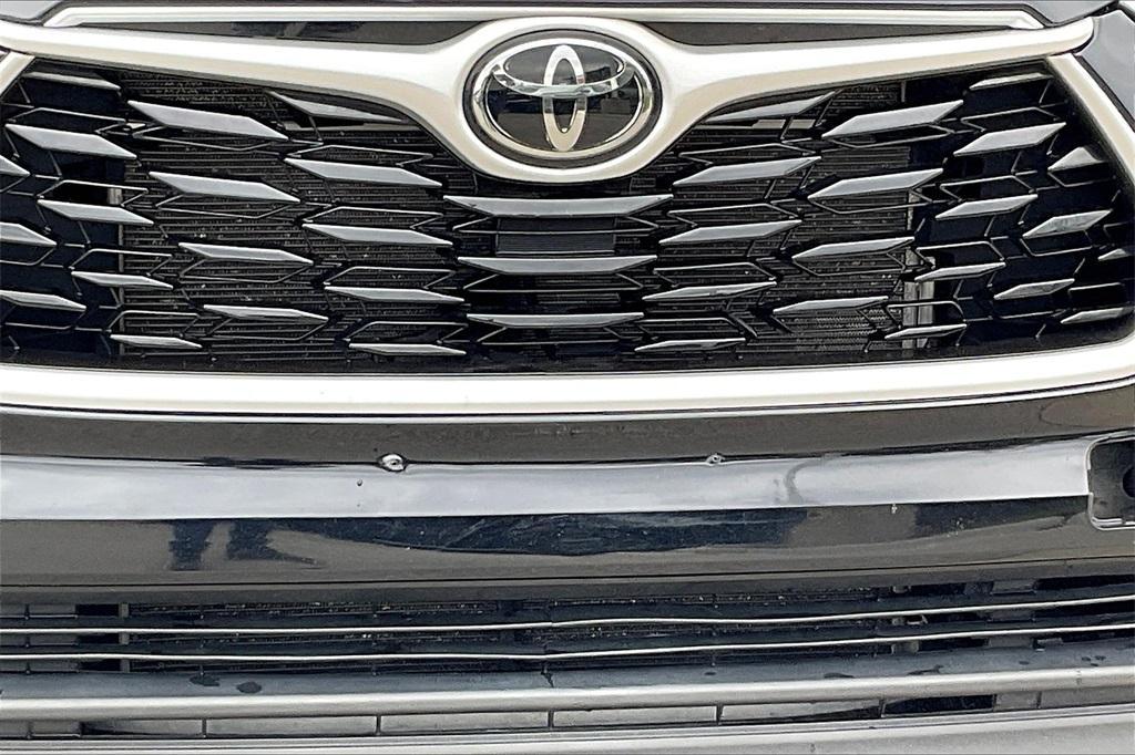 used 2023 Toyota Highlander car, priced at $28,989